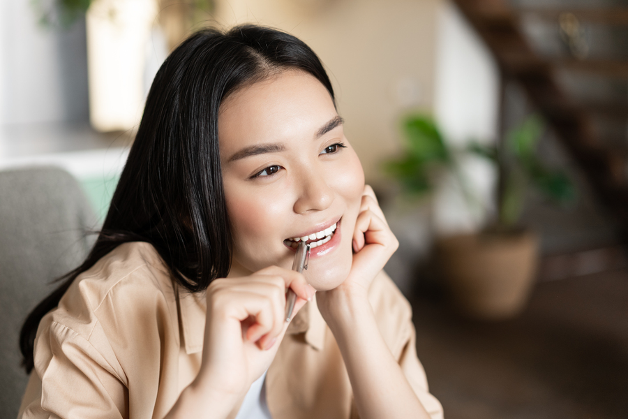 Tật xấu cắn bút ảnh hưởng đến răng - Nha khoa Hạnh Nguyên
